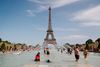 Folk bader i Trocadero-springetvandet ved Eiffeltårnet i Paris den 28. juni 2019. Denne dag blev der i Frankrig målet den højeste temperatur nogensinde. Foto: Zakaria Abdelkafi/AFP