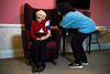 Vaccine fra AstraZenaca er taget i brug i Storbritannien, hvor 100-årige Ellen Prosser fik den på et plejehjem torsdag 7. januar. Den kan være på vej mod snarlig betinget markedsgodkendelse i EU. Foto: Pool/Reuters