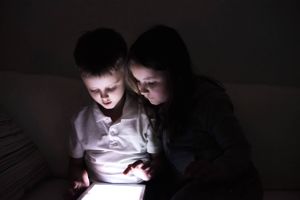 Forældre bør regulere, hvor meget tid hvordan skærmen – især op til sengetid – deres børn får, anbefaler danske forskere.