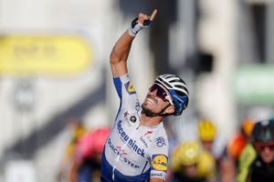 Julian Alaphilippe formåede både at holde den 22-årige schweizer Marc Hirschi og det jagtende felt bag sig under spurten på 2. etape. Foto: REUTERS/Stephane Mahe/Pool  