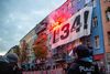 Det besatte hus i Liebigstrasse 34 går for at være et af den yderligtgående venstrefløjs sidste ikoniske frirum i Berlin. Under en støttedemonstration onsdag aften blev der fra et andet besat hus lige i nærheden, Rigaerstrasse 94, affyret romerlys. Fredag morgen forsøger politiet at rydde stedet – igen. Foto: Jeanmw/www.imago-images.de