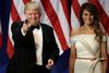 Efter sin indsættelse som præsident fredag middag lokal tid i Washington, og den efterfølgende hyldest med parader og middag i Kongressen, ankom Trump til Det Hvide Hus hen under aften lokal tid. Foto: David J. Phillip/AP