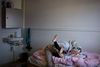 Charlotte Jakobsen har hver mandag besøg af sin datter. For hende handler det om at komme ud så snart hurtigt som muligt, så hun kan komme hjem til familien.