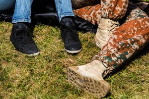 Ægtefæller og børn til udsendte soldater, der har oplevet kamp, rammes ofte af negative konsekvenser, konkluderer en ny rapport.