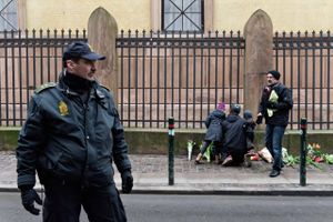 I den 143-sider lange redegørelse, som Rigsadvokaten og Rigspolitiet har offentliggjort om myndighedernes arbejde i timerne under terrorangrebet i København, er der lavet en minutiøs gennemgang af forløbet ved synagogen i Krystalgade i København. Her blev en civil mand, der stod vagt, dræbt af Omar El-Hussein natten til søndag.  