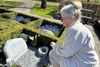 Marianne Bredahl, hvis mand nu ligger på Skjoldhøj Kirkegård, står frem med sin historie for at forhindre at andre får det, hun kalder en uværdig sidste tid. Foto: Louise Burmeister