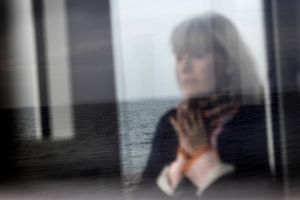 Forfatter Elsebeth Egholm vil ikke holde de store følelser ud i strakt arm. Hendes seneste roman er en hyldest til den største følelse af alle, kærligheden.