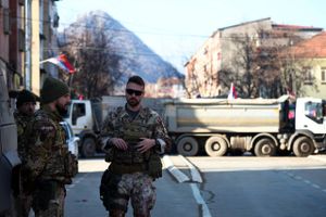 Ny uro mellem Kosovo og Serbien, som har øget sit militære beredskab. Anledningen er banal: nye nummerplader. Men de historiske skeletter rasler.