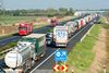Køen på M1-motorvejen nær grænsen mellem Ungarn og Østrig nåede mandag op på over 20 km. Trafik køen blev skabt, da Østrigs politi i en aktion gennemsøgte hvert eneste køretøj med en kapacitet, der ville kunne rumme flygtninge. Foto: AP
