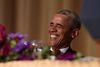 Præsident Obama morer sig over bemærkninger fra aftenens vært Larry Wilmore.