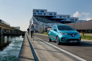 Den lille elektriske Renault Zoe får et facelift og kan nu klare 390 km på en opladning.