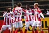 AaB-forsvar Jores Okore (nummer to fra højre) brølede af glæde over sin 1-0 scoring, der faldt efter blot fem minutters spil i udekampen mod Sønderjyske. Foto: Scanpix