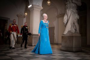 Dronning Margrethe opholder sig på Fredensborg Slot, efter at hun blev testet positiv for corona tirsdag. 
