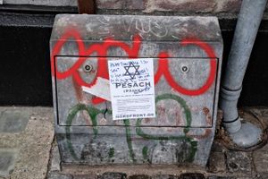 For få måneder siden blev medlemmer af højreradikal, antisemitisk gruppe straffet for at begå hærværk på en jødisk kirkegård i Randers. Nu er der igen begået hærværk mod et jødisk mål - og samme gruppering hævder at være involveret.