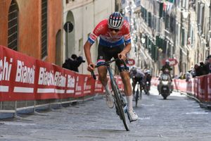 Mathieu van der Poel under den stejle afslutning i Siena, da hollænderen vandt Strade Bianche i 2021. Lørdag er han favorit igen. Foto: Marco Alpozzi