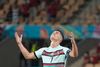 Cristiano Ronaldo slår opgivende ud med armene under søndagens opgør mod Belgien, som endte med et portugisisk nederlag og exit fra EM. Foto: Thanassis Stavrakis/Ritzau Scanpix