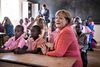 Angela Merkel lagde under sit besøg i Afrika vejen forbi en skole i Niamey i Niger. Besøget sluttede i Etiopien: Foto: Michael Kappeler/AP