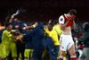 Jubelscener blandt Villarreal-spillere i baggrunden, efter holdet holdt Arsenal stangen og kunne slutte 2. semifinalekamp uafgjort og dermed avancere til finalen i Europa League, hvor de skal møde Manchester United. Foto: Hannah Mckay