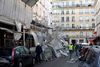 Et stillads væltede i Paris under stormen. Foto: Thibault Camus/AP