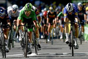 Mark Cavendish vandt 13. etape lige foran sin danske holdkammerat på Deceuninck-Quickstep Michael Mørkøv (th.) (Photo by Philippe LOPEZ / AFP)  
