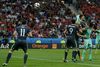 Gareth Bale (nr. 11) ser på, mens Cristiano Ronaldo scorer via et hovedstød for Portugal i EM-semifinalen mod Wales. Foto: Thanassis Stavrakis/AP