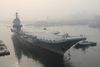 Kinas foreløbigt eneste hangarskib, der sejler ud af Dalian havn i det nordøstlige Kina. Foto: Xinhua via AP