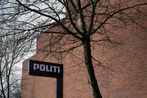 Manden er desuden tiltalt for at have skaffet sig adgang til efterforskningsmateriale, begå blufærdighedskrænkelse og besidde børnepornografiske billeder.