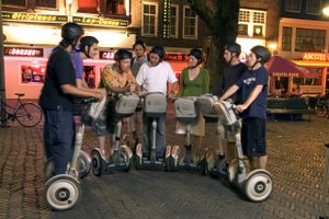 For at gøre det mere trygt at færdes i dele af Amsterdam vil myndigheder slå ned på offentlig hashrygning.