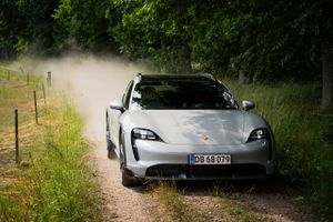 Test: Porsche Taycan Cross Turismo viser, hvor dramatisk bilbranchen har ændret sig. Vi tester bilen, som kronprins Frederik også har valgt.