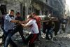 I dette foto leveret af den syriske civilforsvarsgruppe De Hvide Hjelme ses et af ofrene for et bombardement i den del af Aleppo, som oprørerne kontrollerer. Foto: AP