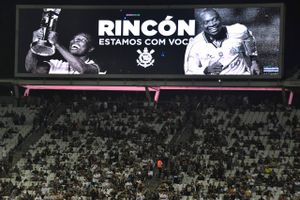 En bilulykke i byen Cali i Colombia har kostet den tidligere Real Madrid-spiller Freddy Rincón livet. 