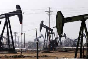 Udbuddet af olie på verdensmarkedet ligger markant under efterspørgselen, men smittebølgen med Delta-varianten får oliepriserne til at falde. Foto: Reuters/Jonathan Alcorn