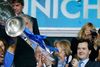 Chelseas Didier Drogba holder sejrstrofæet efter den nervepirrende match mod Bayern München. Foto: AP