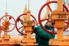 En arbejder ved FGSZ, Ungarns naturgas-transportselskab, tjekker trykket i ledningerne, som fører gassen frem fra underjordiske lagerfaciliteter. Afhængigheden af russisk gas i Europa er stor. Arkivfoto: Bela Szandelszky/AP