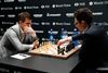 Norske Magnus Carlsen møder lige nu amerikanske Fabiano Caruana. Stillingen er 3-3 efter 6 parter. Foto: AP