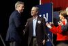 Jeb Bush (tv) hilser på sin bror George W. Bush under et vælgermøde mandag, hvor USA's 43. præsident svarede igen på angreb fra rigmanden Donald Trump.