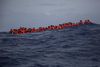 Disse migranter og flygtninge, der begyndte deres farefulde færd mod Europa syd for Sahara, blev tirsdag undsat af den spanske ngo Proactiva Open Arms nord for Sabratha i Libyen. Foto: Santi Palacios/AP