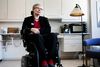Trafikulykken lammede Dorthe Laustsen fra brystet og ned. I dag bor hun og hendes mand i en handicapbolig, mens deres nye hus bliver renoveret. Hun kom aldrig tilbage til parrets Åbyhøjvilla i tre etager.