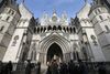 Mediefolk er samlet udenfor retsbygningen i London. Foto: Tim Ireland/AP