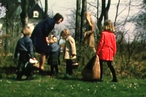 Dronning Margrethe og prinserne på æggejagt i begyndelsen af 1970'erne. Screenshot: Kongehuset