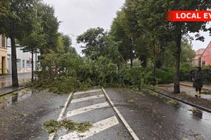 Uvejret er gået i land Danmark med masser af regn og udsigt til vindstød af stormstyrke. Der er mere i vente.