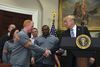 USA's præsident Donald Trump lancerede de højere toldsatser under et møde med arbejdere fra den amerikanske aluminiumsindustri. Fredag rammer de Europa. Foto: Susan Walsh/AP