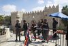 Israelsk politi ved Damaskus-porten ind til den gamle bydel i Jerusalem. Det var her, en mand blev dræbt af skud, da han forsøgte at angribe nogle israelske betjente med en kniv. Foto: Mahmoud Illean/AP