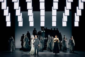 Den Jyske Operas kor skaber en smukt afstemt lydside til Aarhus Teaters ”Dracula”, der er visuelt betagende i David Gehrts stramme scenografi, som er alt andet end gotisk i sit udtryk.