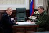 Både Rusland og Ukraine har i år prøvet sig med offensiver uden videre succes. Her ses et møde sidste måned mellem Vladimir Putin og Ruslands forsvarschef, Valerij Gerasimov. Foto: Gavrill Grigorov/Afp