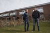 Jens Nielsen og Rico Gissel er blandt de naboer til et etagebyggeri med altaner i Hasselager, som har fået medhold i en klage for ulovlig byggetilladelse. Men ifølge Aarhus Kommune får det ingen konsekvenser. Foto: Laura Krogh