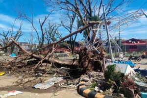 En tyfon med vindstød på næsten 200 kilometer i timen har ramt Filippinerne. Det er landets kraftigste i år.