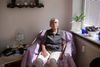 87-årige Esther Nielsen synes, at det er flot, at kommunen tilbyder at teste ældre borgere i eget hjem. Hun vil selv testes for at sikre, at hun ikke kommer til at smitte andre. Foto: Marie Ravn