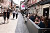 Jomfru Ane Gade i Aalborg blev tidligere på måneden udpeget til coronahotspot. Med gårsdagens aftale om en fase 4-genåbning af Danmark får barer og cafeer - men ikke diskoteker og natklubber - lov til at holde åbent til klokken 02.00 i stedet for at skulle smide gæsterne ud ved midnat. Foto: Henning Bagger/Ritzau Scanpix.