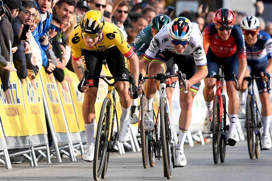 Jonas Vingegaards holdkammerat Primoz Roglic vandt spurten på 1. etape af Catalonien Rundt. 